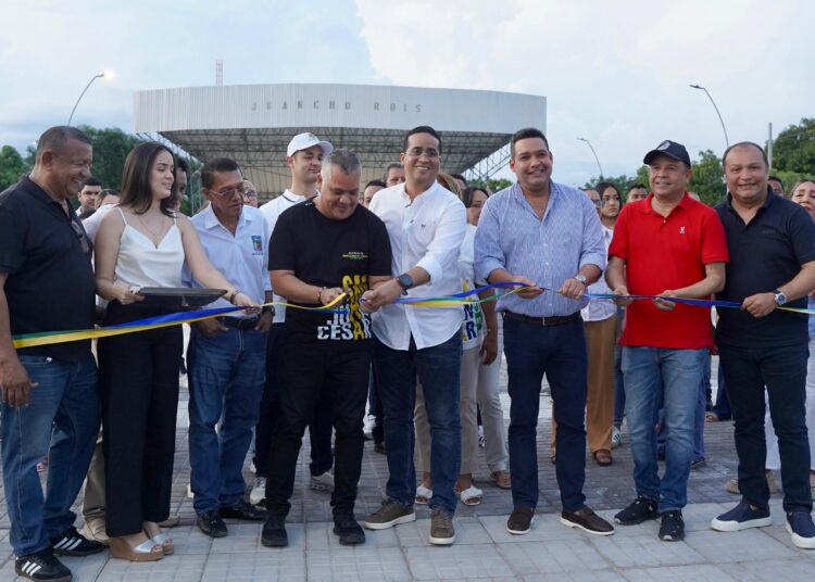 Familias de San Juan del César celebran la entrega de la Plaza Bolivar y el Parque Santander