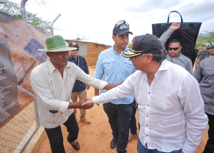 Gobierno nacional entrego en La Guajira 80 comunidades energéticas que benefician a 800 personas de la región.