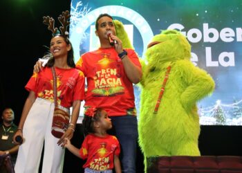 Inició su recorrido el Tren de la Magia Navideña con la inauguración del Mercadillo Navideño en Riohacha.