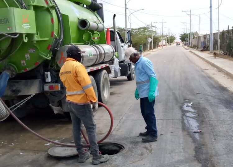 La empresa AAA fortalece trabajos de mantenimiento en el sistema de alcantarillado de Uribia, La Guajira.