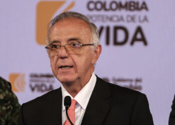 Iván Velásquez presentó su renuncia irrevocable al Ministerio de Defensa, en medio de remezón del gabinete del Gobierno Petro.