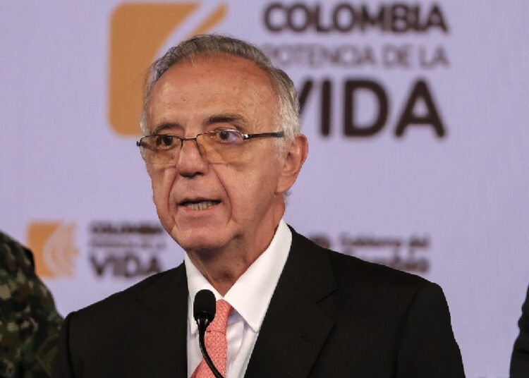 Iván Velásquez presentó su renuncia irrevocable al Ministerio de Defensa, en medio de remezón del gabinete del Gobierno Petro.