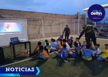 La Policía Nacional lleva “Cine al Barrio” para fortalecer el tejido social en Uribia.