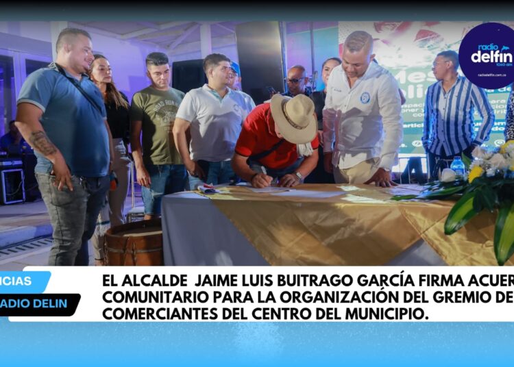 El alcalde  Jaime Luis Buitrago García firma acuerdo comunitario para la organización del gremio de comerciantes del centro del Municipio.