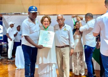 La Distinguida Periodista Ana Cecilia Fuentes Jiménez recibe reconocimiento de «Dama Guajira» por la Asamblea de la Guajira.