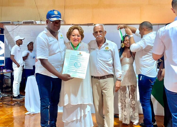 La Distinguida Periodista Ana Cecilia Fuentes Jiménez recibe reconocimiento de «Dama Guajira» por la Asamblea de la Guajira.