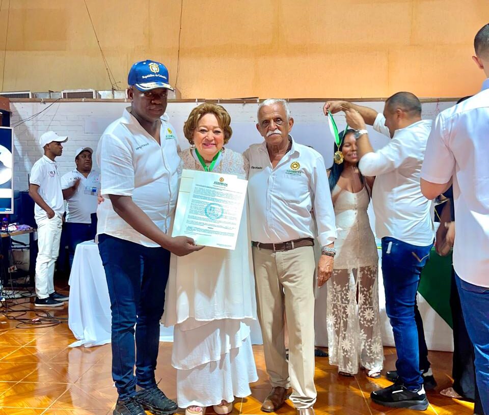 La Distinguida Periodista Ana Cecilia Fuentes Jiménez recibe reconocimiento de «Dama Guajira» por la Asamblea de la Guajira.