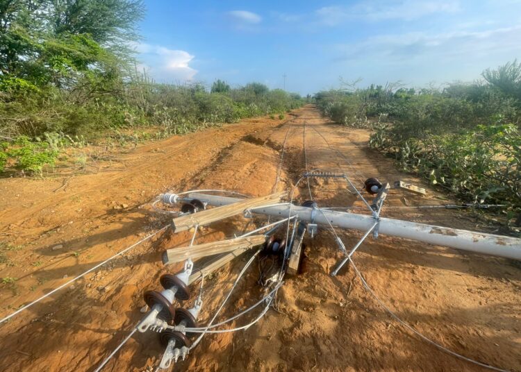 MÁS DE DOS SEMANAS POSTE DE ALTA TENSIÓN SIGUE TIRADO Y  NADIE RESPONDE !!!