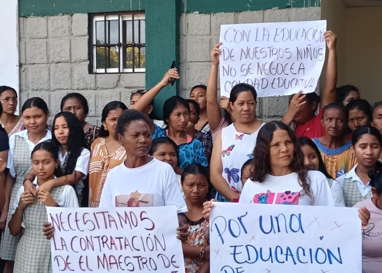 Comunidad educativa de la I.E. #3 en La Majayura protesta por falta de maestros.