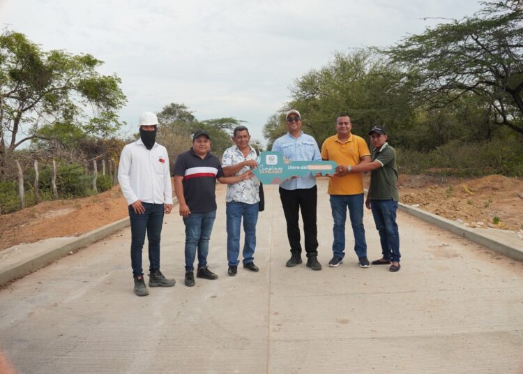 Con la Llave del Desarrollo, gobernador Jairo Aguilar verificó en Aremasain obra que beneficia a 61 familias de la comunidad.
