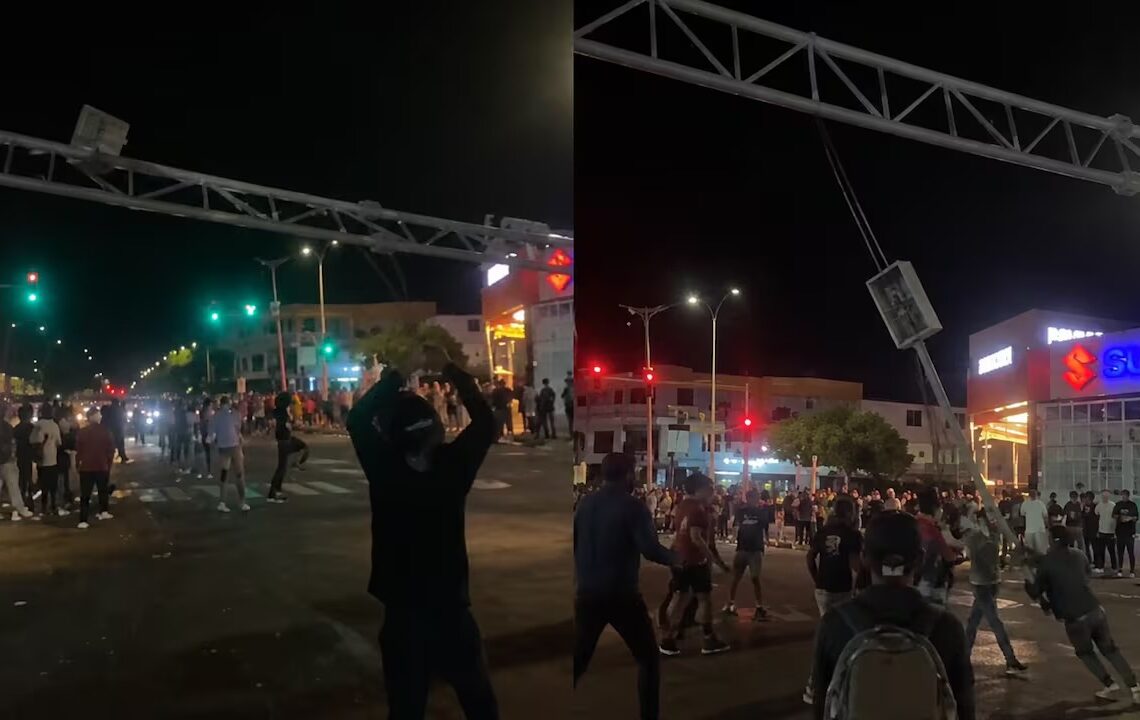 Momento en el que manifestantes derriban cámara de fotodetección de la Avenida Simón Bolívar con Carrera 36, oriente de Cali
