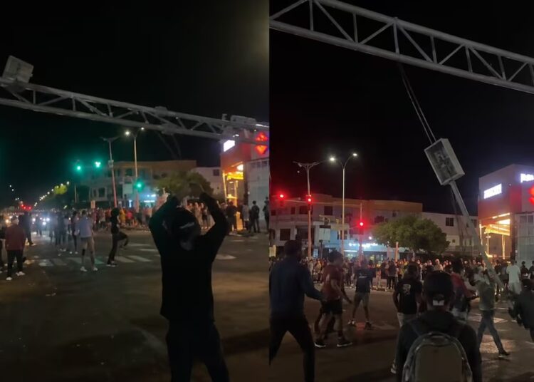 Momento en el que manifestantes derriban cámara de fotodetección de la Avenida Simón Bolívar con Carrera 36, oriente de Cali