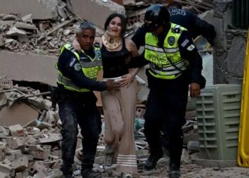 Qué se sabe de los dos fuertes terremotos que sacudieron la costa central de Venezuela causando muertes y daños en Caracas y sus alrededores