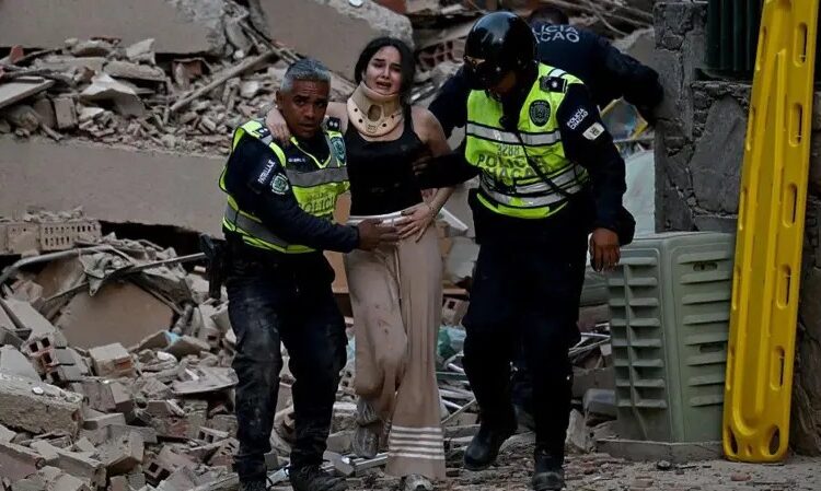 Qué se sabe de los dos fuertes terremotos que sacudieron la costa central de Venezuela causando muertes y daños en Caracas y sus alrededores